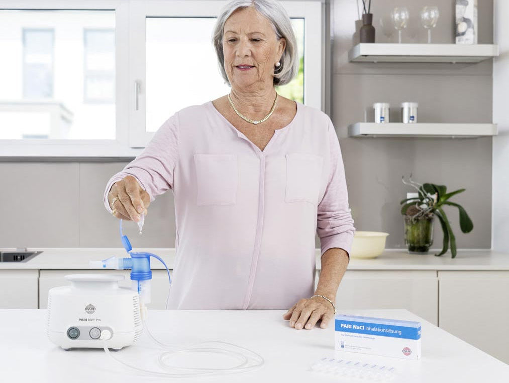 Frau befüllt PARI BOY Pro