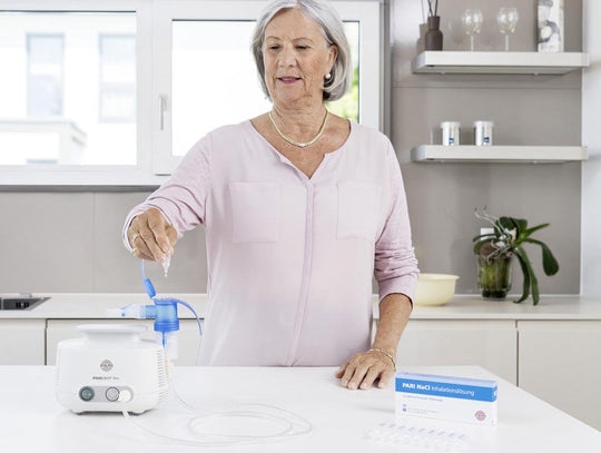 Frau befüllt PARI BOY Pro